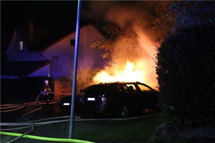 Das Fahrzeug war neben einem Spielzeug geparkt. Die Feeuerwehr konnte ein Übergreifen der Flammen auf das daneben geparkte Auto verhindern.