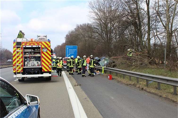Das Fahrzeug wurde bei dem Aufprall stark deformiert. Dabei erlitt der Beifahrer schwere Verletzungen.