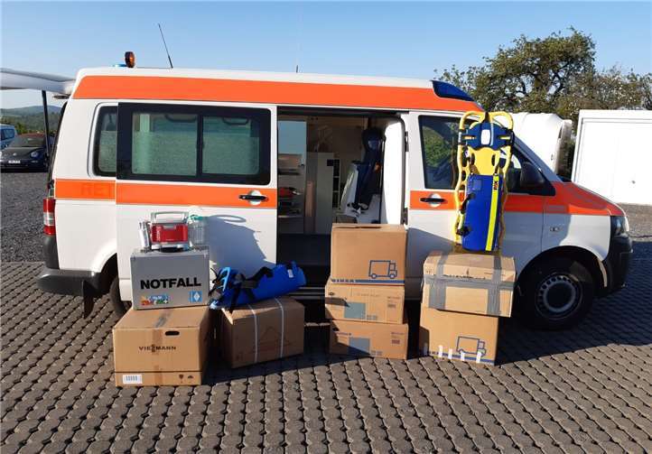 Das Fahrzeug wurde mit Verbrauchsmaterial und medizinischen Geräten beladen.