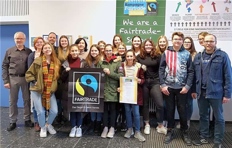 Das Fairtrade-Team, bestehend aus Schülern, Lehrern und Eltern freut sich mit Schulleiterin Christa Killmaier-Heimermann über die Erneuerung des Titels als Fairtrade-School. Foto: privat