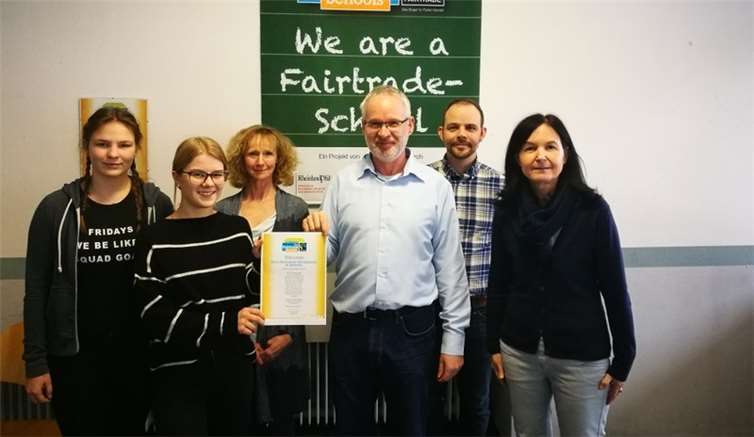 Das Fairtrade-Team, bestehend aus den Schülersprecherinnen Marlene Gebauer und Lena Groß, der Schulelternsprecherin Evelin Emrich sowie den Lehrern Bernhard J. Müller (Teamsprecher) und Volker Kämpf, freut sich mit Schulleiterin Christa Killmaier-Heimermann über die neuerliche Fairtrade-Urkunde. privat