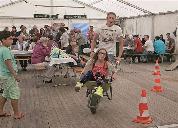 Das Familien-Schubkarren-Rennen war wieder sehr amüsant. VJ