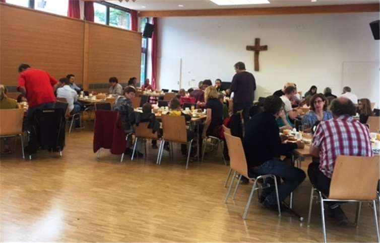 Das Familienfrühstück ist ein idealer Ort, um entspannt in den Sonntag zu starten und mit verschiedenen Menschen ins Gespräch zu kommen.Foto: privat