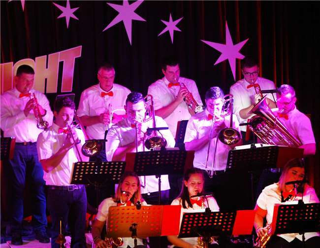 Das Fanfarencorps der KG Rot-Weiß unter Leitung von Johannes Schmitt lud zum Tanz. Fotos: SES