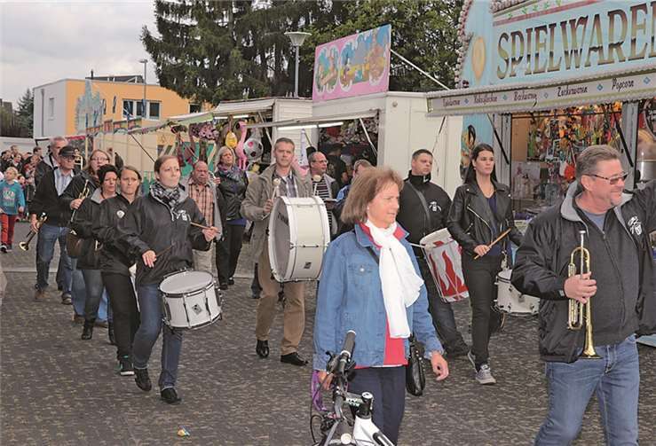 Das Fanfarencorps der Landsknechte Wormersdorf begleitet den Zug des Paias durch den Ort auf den Festplatz. -STEIN-
