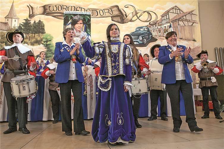 Das Fanfarencorps der Landsknechte Wormersdorf brachte der Wormersdorfer Kinderprinzessin ein Ständchen.