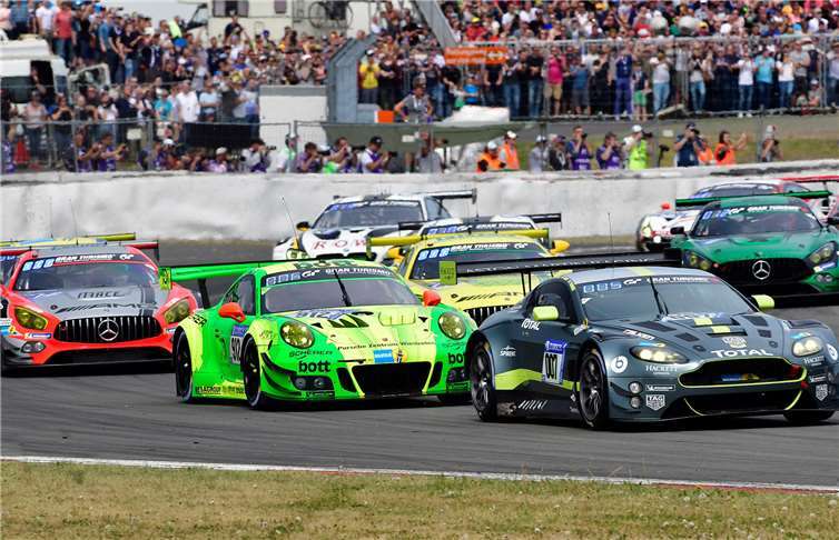 Das Feld der 147 Fahrzeuge startete pünktlich um 15:30 Uhr am Samstagnachmittag bei noch strahlendem Sonnenschein in die 24h-Hatz auf der legendären Nordschleife des Nürburgrings. -BURG-