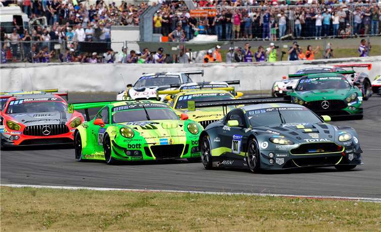 Das Feld der 147 Fahrzeuge startete pünktlich um 15.30 Uhr am Samstagnachmittag bei noch strahlendem Sonnenschein in die 24-Stunden-Hatz auf der legendären Nordschleife des Nürburgrings.