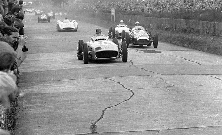 Das Feld der Formel-1-Rennwagen auf der Gegengeraden. Froilan Gonzalez ist schon vorbei.Klaus Ridder