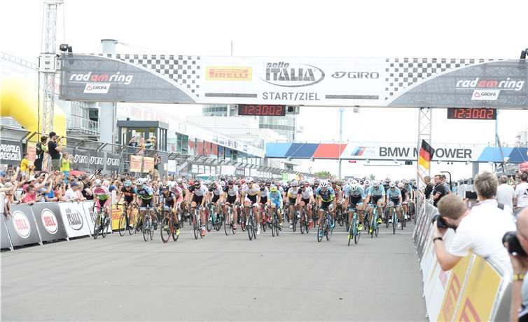 Das Feld der Jedermann-Rennen ging kurz vor den 24h-Rennen auf die Strecke.