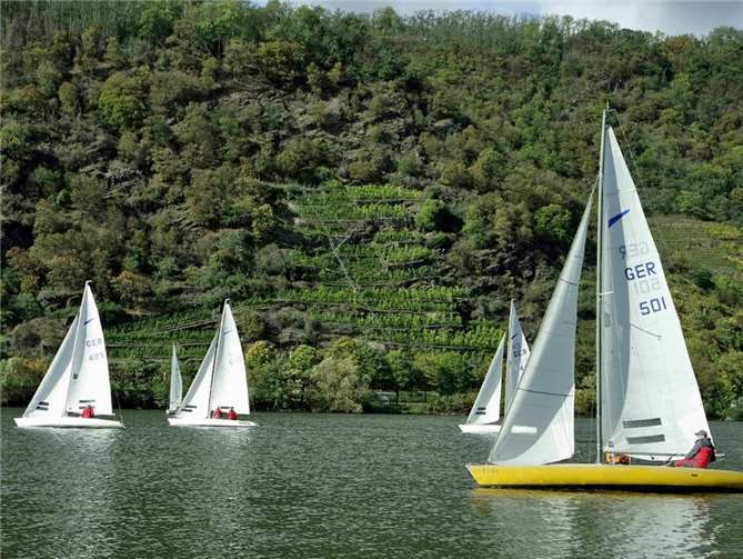 Das Feld der „Monatssegler“ vor dem Start auf dem Moselstausee in berfell. Foto: R. Knoll