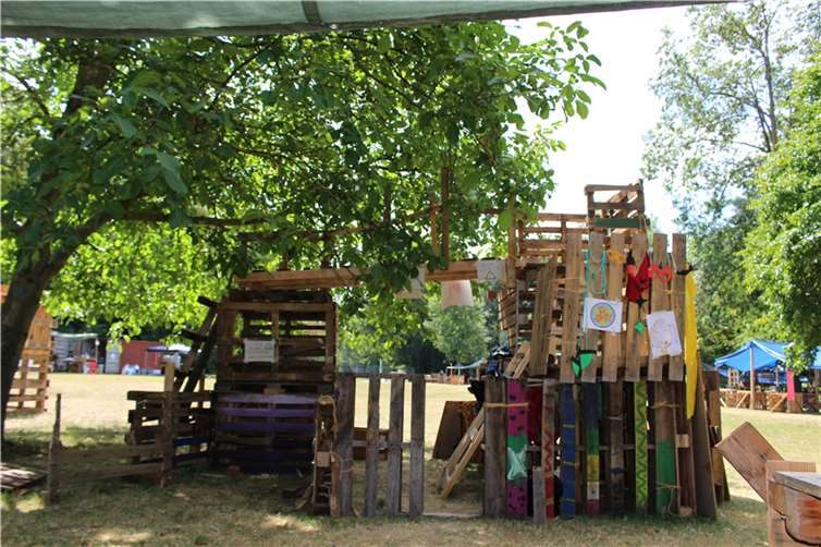 Das Ferienangebot auf dem Koblenzer Oberwerth organisiert dieses Jahr erneut die Jugendkunstwerkstatt Koblenz e.V. (JuKuWe) auf einem großen Wiesengelände hinter dem Sportstadion Oberwerth. Quelle: JuKuWe