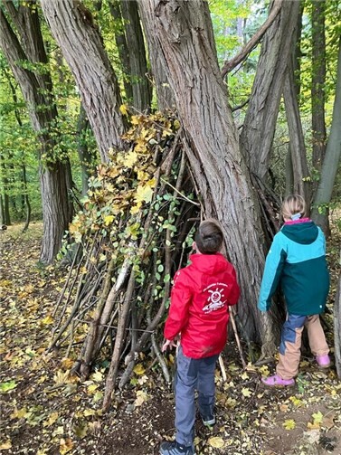 Das Ferienprogramm des KiJub hatte einiges zu bieten: Abenteuerlich wurde es bei der „Wunderbaren Waldwoche“ in Oberbieber, wo die Kinder eigene Tipis bauten und den Wald erkundeten.  Foto: Stefan Caratiola
