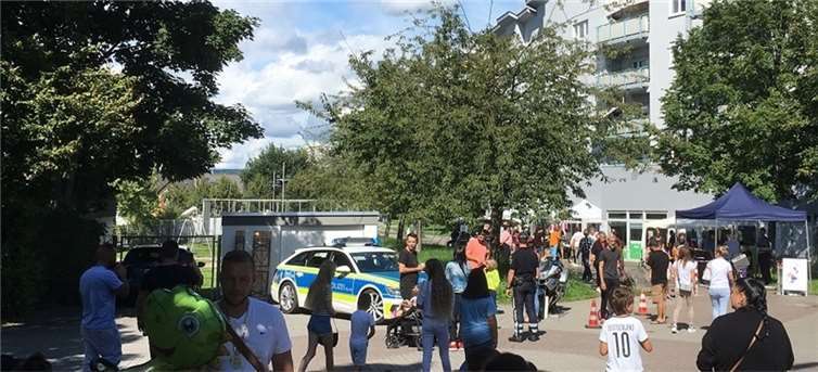 Das Fest bot den perfekten Rahmen, um miteinander ins Gespräch zu kommen und die gute Nachbarschaft zu feiern.. Foto: Viel Spiel und Spaß beim Familienfest „Spille un Dille“