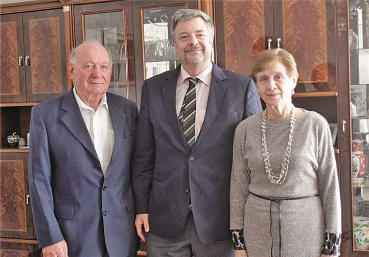 Das Fest der Goldenen Hochzeit feierte das Ehepaar Miller aus Meckenheim vergangene Woche. Glückwünsche der Stadt überbrachte der stellvertretende Bürgermeister Michael Sperling. (v.li.): David Miller, Michael Sperling und Josefina Miller. STEIN