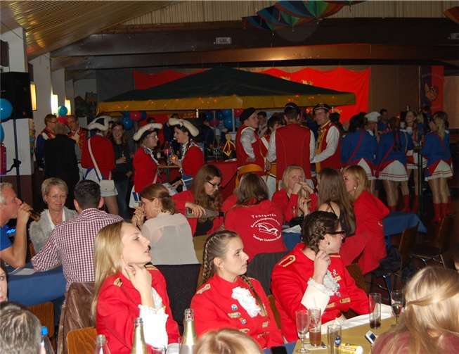 Bunte Uniformen und kölsche Melodien Das Fest eignete sich durchaus, die Freundschaft unter den Karnevalisten der einzelnen Orte zu fördern.