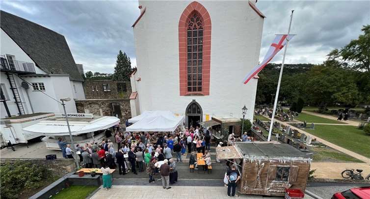 Das Fest geht vor, um und unter der St. Georgskirche weiter.  Fotos: privat