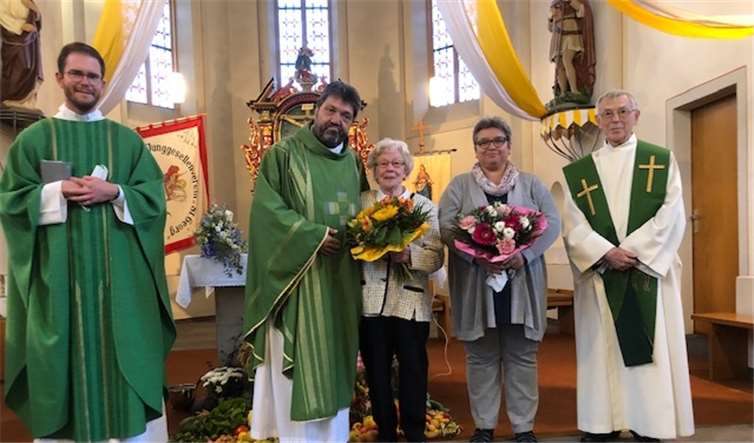 Das Festamt zu Ehren der engagierten Löhndorferin zelebrierten Pfr. Frank Werner, Pfr. i.R. Manfred Müller und Kaplan Hufschmidt.Fotos: privat