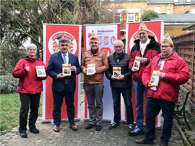 Das Festbuch 2022 des CCO wurde druckfrisch präsentiert. Chefredakteurin Eva Bonn (links) , die auch das Vereinsarchiv des CCO führt, dankte ihren Mitstreitern aus Redaktion, Vorstand, Anzeigenwerbern und Vorlagenherstellern für die tolle Zusammenarbeit, durch die, trotz aktueller Lieferengpässe auf dem Markt für Druckerzeugnisse, dieses Festbuch pünktlich ausgeliefert werden konnte. Foto: CCO