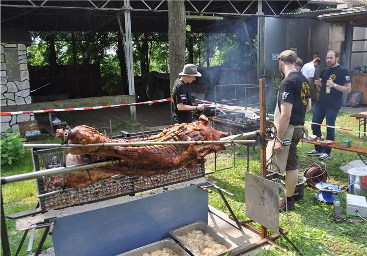 Das Festessen wurde von fleißigen Helfern schon seit 7 Uhr zubereitet.