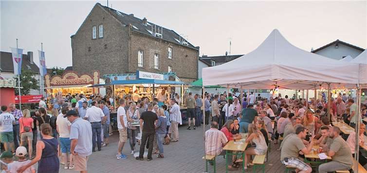 Das Festhochamt anlässlich des 500-jährigen Bestehens der Pfarrkirche Sankt Margaretha in Adendorf hielten Weihbischof Ansgar Puff, Pfarrer Hermann Josef Zeyen und Diakon Wolfgang Kader gemeinsam.JOST