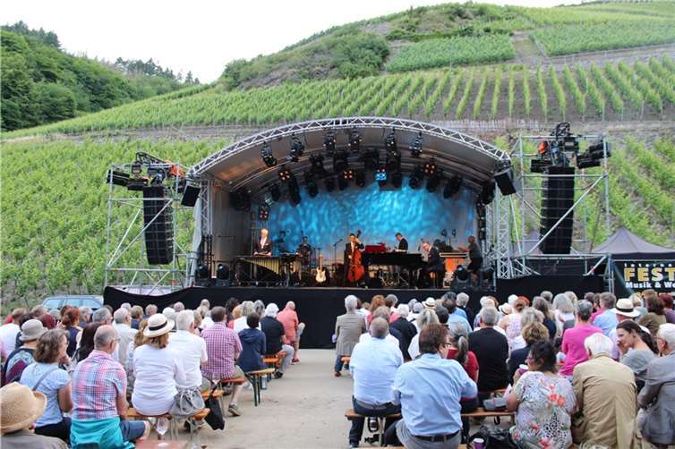 Musik und Unterhaltung im Einklang Das „Festival Musik und Wein“ ist für seine ganz besondere Atmosphäre weit über das Ahrtal hinaus bekannt und beliebt. Fotos: DU