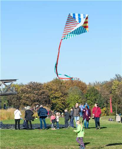 Das Festungsplateau bietet beste Möglichkeiten, imherbstlichen Wind den eigenen Drachen steigen zu lassen. Fotos: KoGa