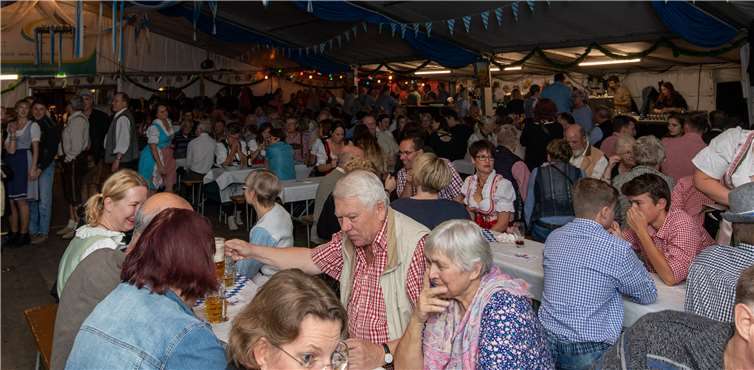 Das Festzelt auf dem Kirchplatz füllte sich schnell.