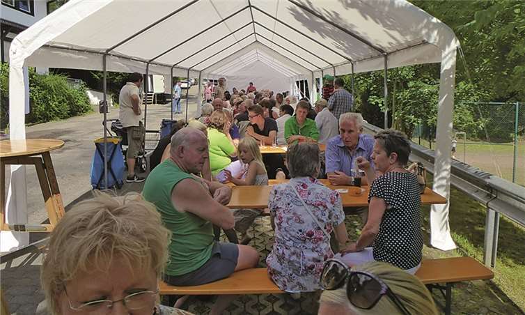 Das Festzelt füllte sich in kurzer Zeit mit zahlreichen Gästen. privat