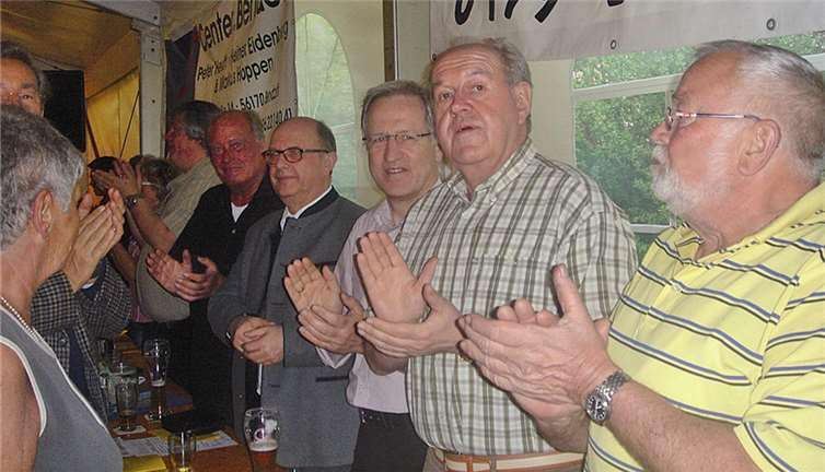 Das Festzelt ist meistens zu klein, um alle Besucher zu fassen.Privat