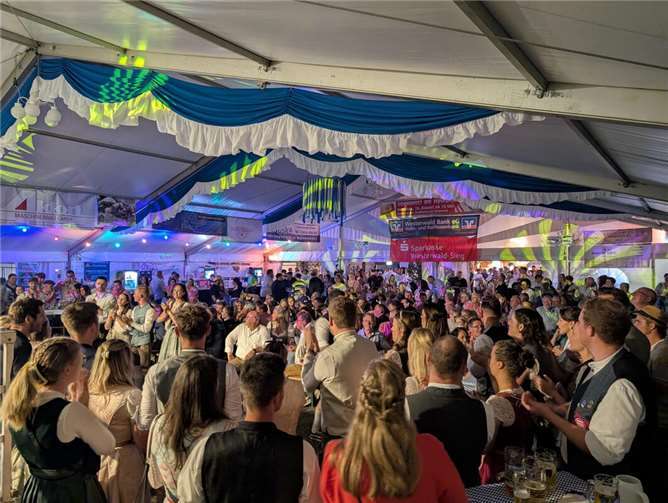 Das Festzelt platzte am Kirmessamstag aus allen Nähten. Foto: Christian Fein