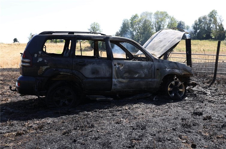 Das Feuer griff auf einen unweit geparkten Pkw über.