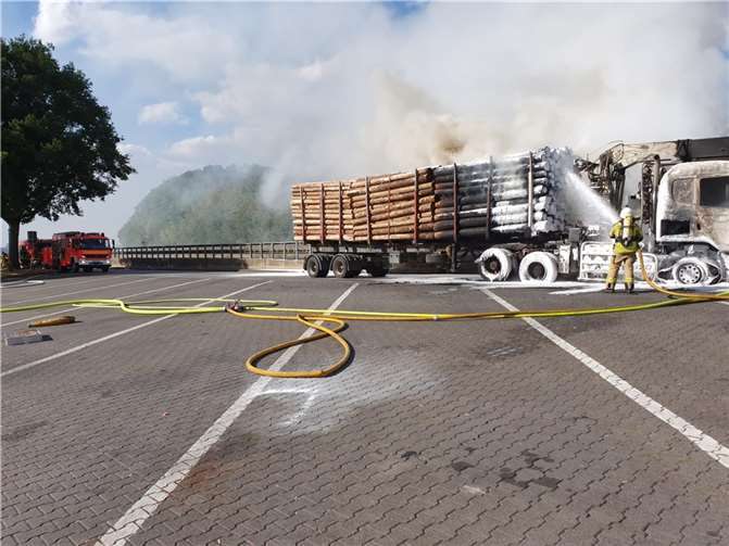 Das Feuer hatte auf Teile der Ladung übergegriffen.  Foto: Feuerwehr VG Asbach