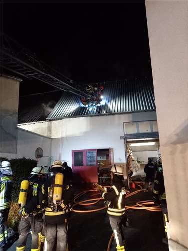Das Feuer im Dachbodenbereich der Scheune konnte durch Feuerwehrkräfte unter Atemschutz recht schnell eingedämmt und letztlich abgelöscht werden.