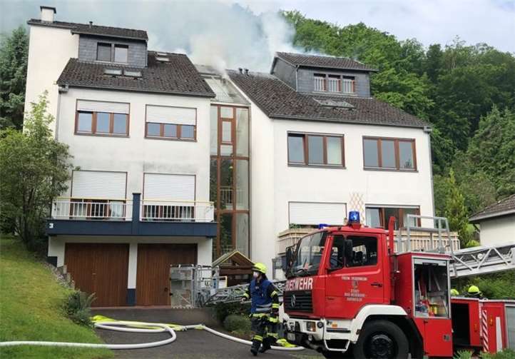 Das Feuer ist scheinbar auf dem Balkon im 2. Obergeschoss ausgebrochen. 