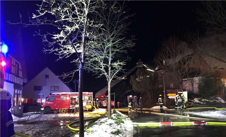 Das Feuer wurde von außen, unter anderem über die Drehleiter Adenau, bekämpft.privat