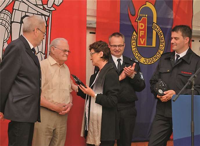 Das Feuerwehr-Ehrenzeichen in Gold für 35 Jahre Mitgliedschaft erhielten die Kameraden Jürgen Anders und Gerd Beißel.FFW