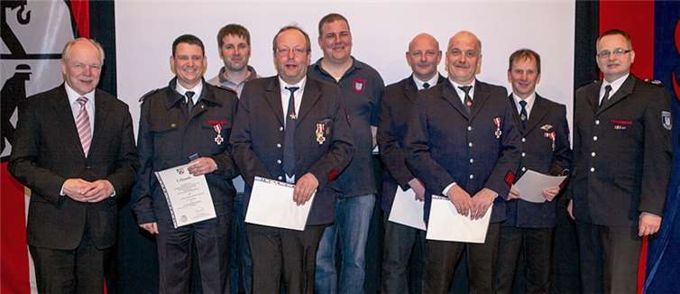 Das Feuerwehr-Ehrenzeichen in Gold und in Silber nahmen diese Kameraden für 25 und 35 Jahre aktiven Dienst von Bürgermeister Theo Hüffel (links) und Wehrleiter Markus Zettelmeyer (rechts) entgegen.  -VJ-
