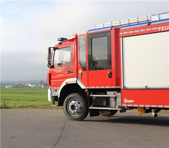 Das Feuerwehrauto hat einen Wassertank mit 2.000 Liter Volumen.