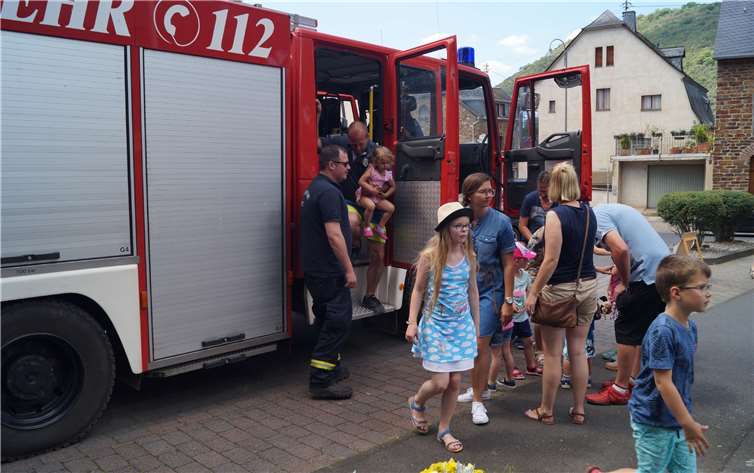 Das Feuerwehrauto war für Rundfahrten heiß begehrt.