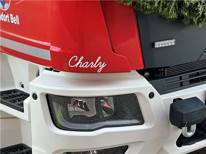 Das Feuerwehrfahrzeug trägt in Erinnerung an Karl Daub den Namen „Charly“.