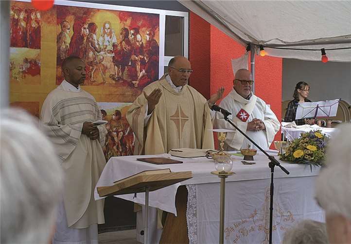 Das Feuerwehrfest begann mit einem Freiluft-Gottesdienst, bei dem es Gottes Segen für die zukünftigen Einsätze der Floriansjünger gab.