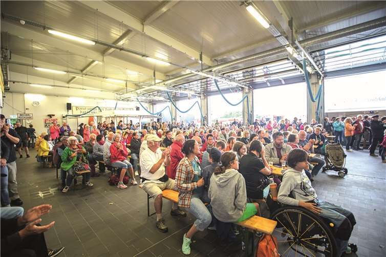 Das Feuerwehrgebäude war gut gefüllt. Foto: Andreas Behr Fotografie