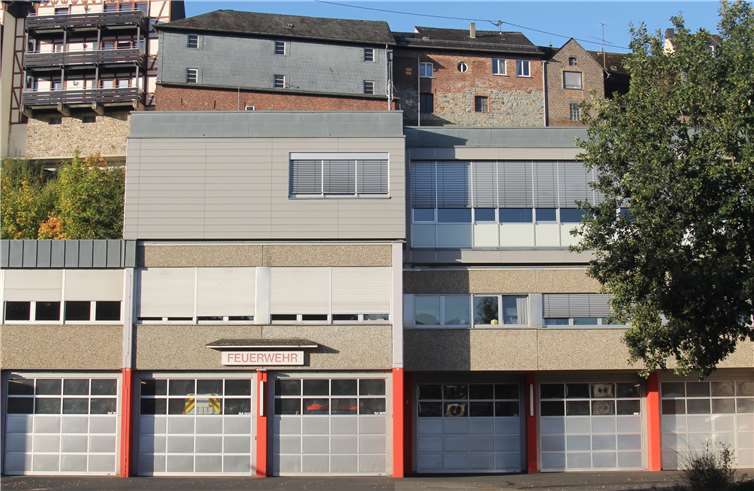 Das Feuerwehrgerätehaus an der Eichwiese in Montabaur befindet sich in einem Gebäudekomplex, zu dem auch der städtische Bauhof (linker Hand) und das Rote Kreuz (rechter Hand) gehören. Das Gebäude ist baulich und technisch in einem schlechten Zustand und außerdem zu klein, um allen Anforderungen gerecht zu werden. Privat