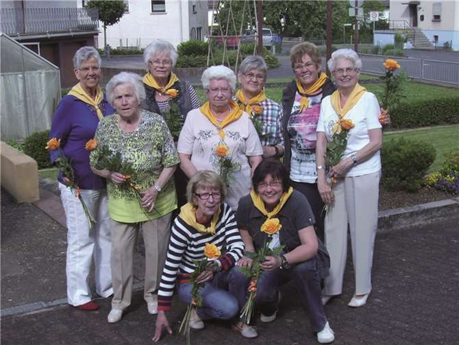 Das Feuerwehrkränzchen aus Raubach: Birgit Runkel, Lore Ehlgen, Helga Zimmermann, Wilma Kroppach, Erika Klein, Irmgard Schmidt, Karin Eichner (st.v.l.); Heidrun Fettelschoß und Hannelore Schmidt (v.).privat