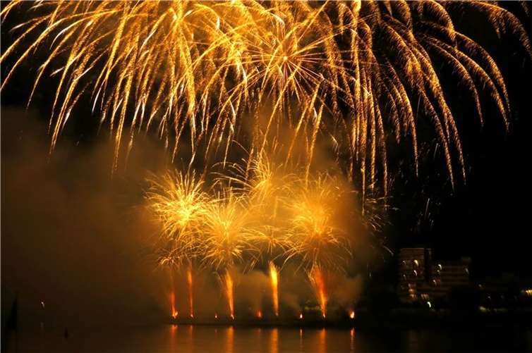 Das Feuerwerk bildet den krönenden Höhepunkt der kulinarischen Woche.  Foto: Archiv / AKR