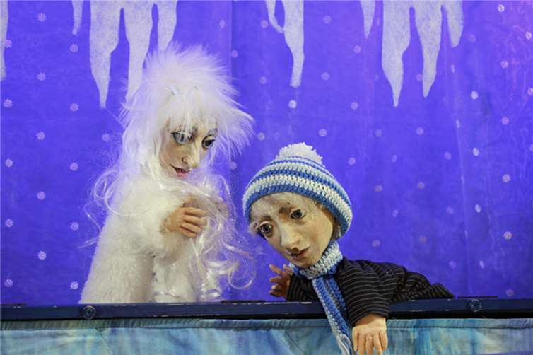 Das Figurentheater „Papperlapupp!“ bringt in diesem Jahr das Weihnachtsmärchen „Die Schneekönigin“ in den Köllenhof in Wachtberg-Ließem. Foto: privat