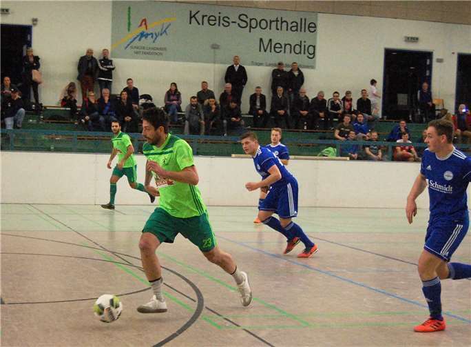 Das Finale gegen die SG 99 Andernach (blaue Trikots) wurde für die SG Eintracht Mendig/Bell (am Ball Florian Schlich, links hinten Magomed Ibragimov) zu einer eindeutigen Angelegenheit.