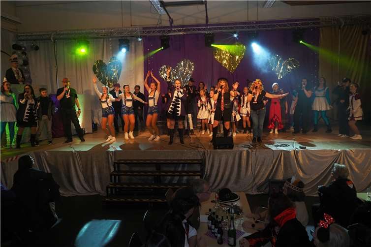 Das Finale mit allen Aktiven auf der Bühne.