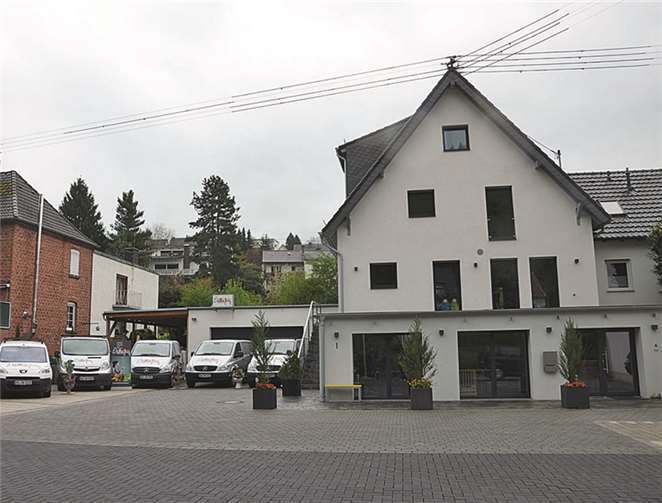 Das Firmengelände mit Fuhrpark im Dahlienweg 1.